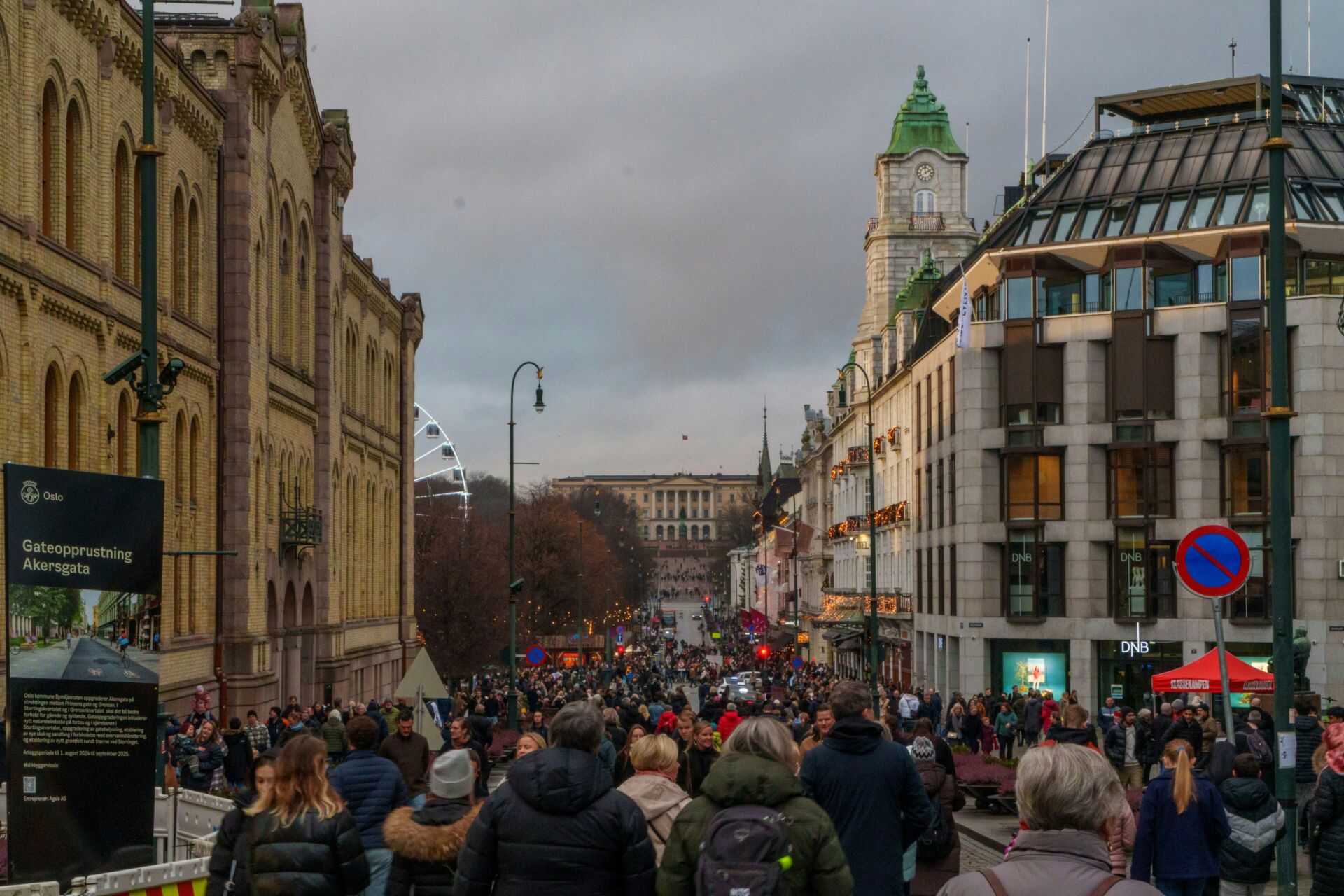 crowded-people-at-edinburgh-festival-fringe
